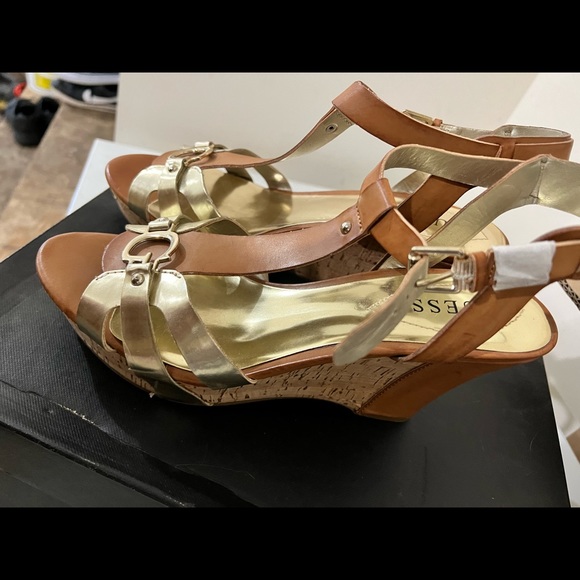 Brand new Guess platform leather sandals - Picture 2 of 4